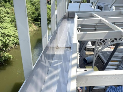 ติดตั้งรางน้ำฝนพับตามโครงสร้างต่อเติมสมัยใหม่